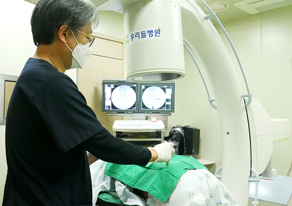 척추뼈의 X-ray 이미지를 이용하여 진행하는 주사치료법